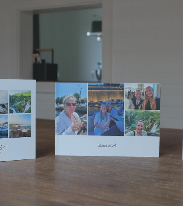 Drei verschiedene erstellte Fotoalben auf einem Tisch