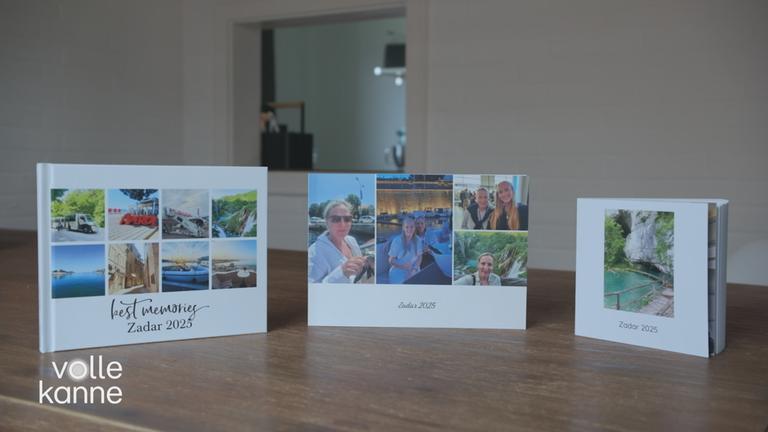 Drei verschiedene erstellte Fotoalben auf einem Tisch