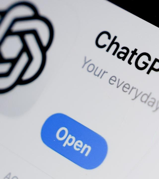 Ein Symbolbild zeigt die von der US-amerikanischen KI-Forschungsorganisation OpenAI entwickelte Anwendung ChatGPT auf dem Bildschirm eines Smartphones.