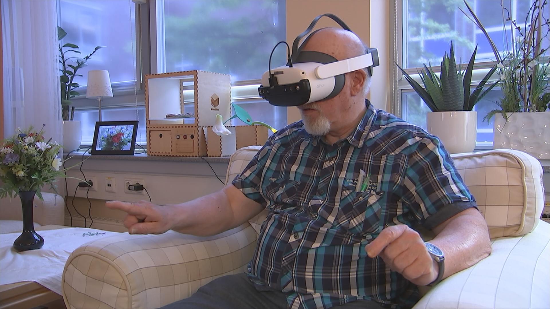 Senior mit VR-Brille