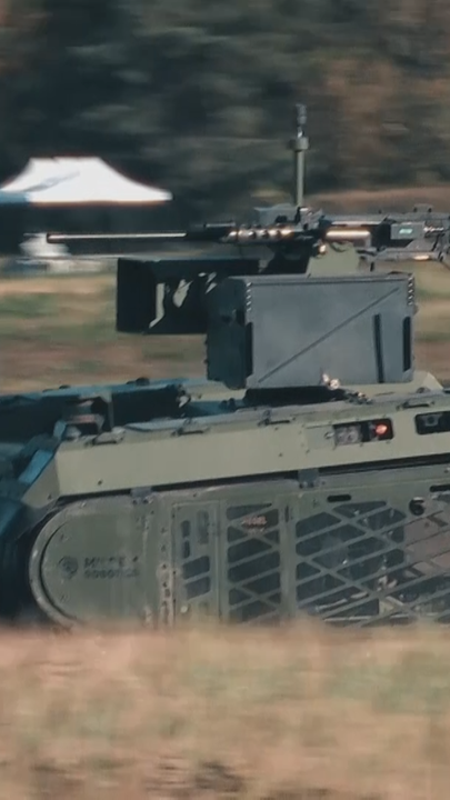 Ein Panzer fährt über ein Feld