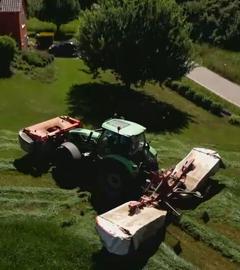 Traktor bei der Grasernte