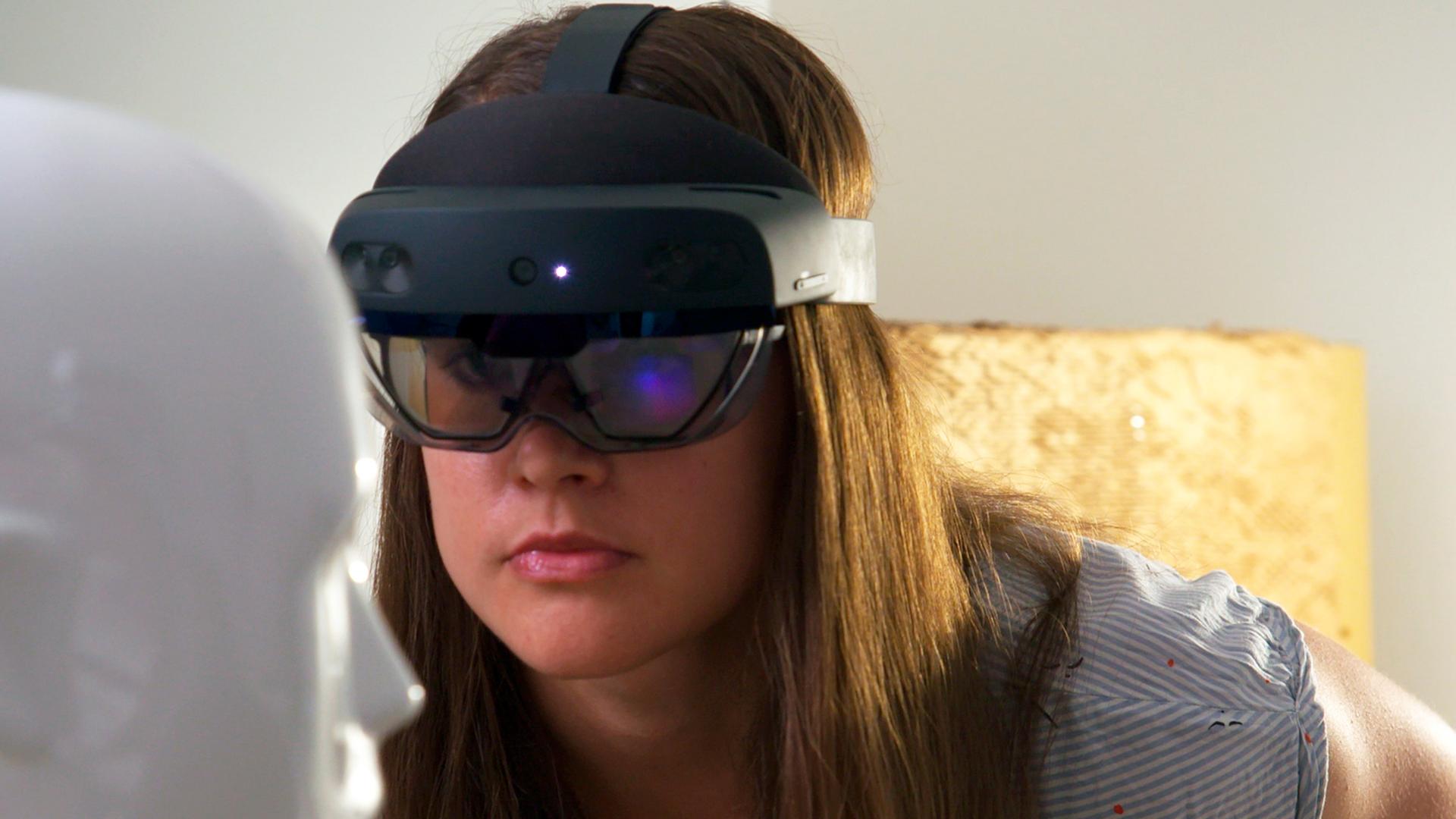 Eine Frau trägt eine Augmented-Reality-Brille. Mit so einer Brille könnte mit Hilfe von KI ein Arzt quasi ins Körperinnere des Patienten blicken.