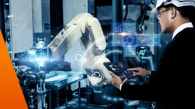 In einer Industrieanlage steht rechts ein Mann mit weißem Schutzhelm und Brille. Er hält ein Tablet und berührt dessen Bildschirm. Links neben ihm ist ein heller Roboterarm zu sehen. Blaue, über das Bild gelegte Grafiken zeigen unter anderem ein KI-Symbol, Diagramme und vernetzte Zahnräder.