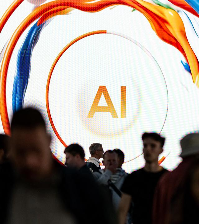 "AI" steht auf einem Bildschirm auf der Elektronikmesse IFA 2026