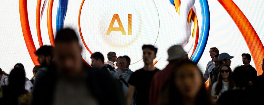 "AI" steht auf einem Bildschirm auf der Elektronikmesse IFA 2026