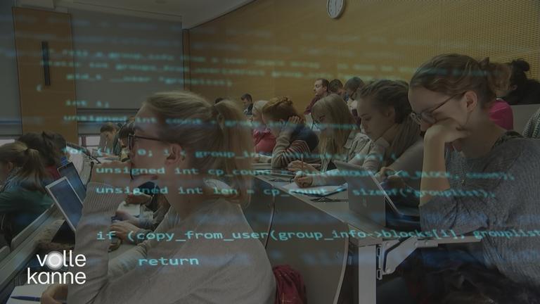 Eine Computerschrift liegt über einem Bild von Studierenden im Vorlesungsraum