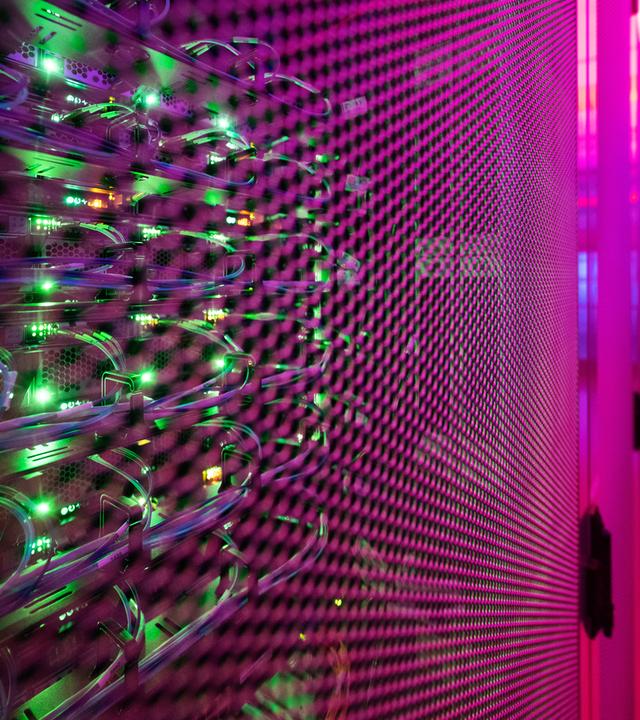 Gang mit beleuchteten Serverschränken