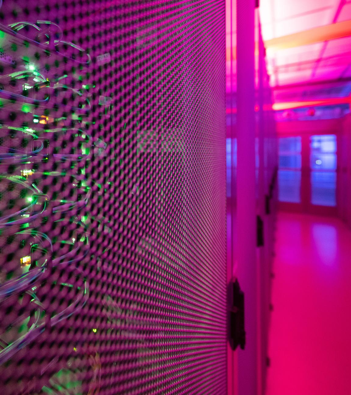 LEDs leuchten in einem Serverschrank in einem Rechenzentrum. (Archivbild)