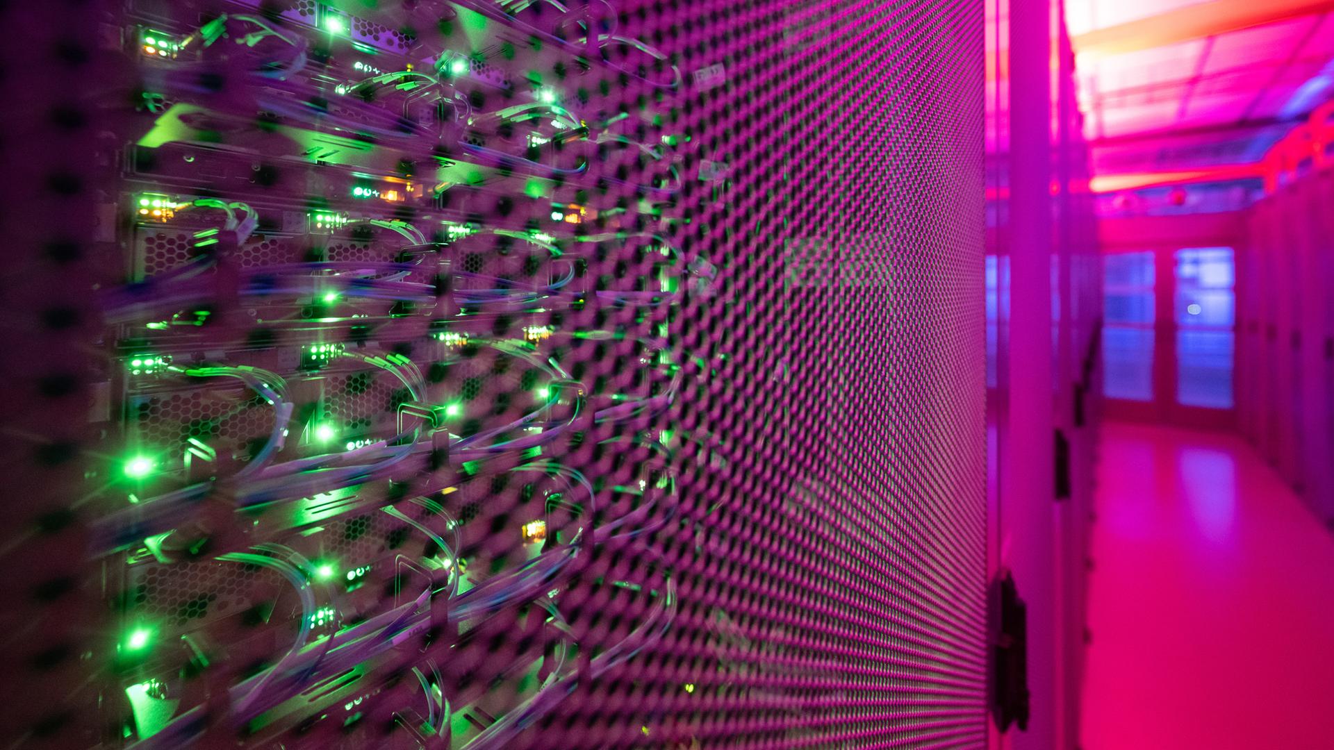 LEDs leuchten in einem Serverschrank in einem Rechenzentrum. (Archivbild)