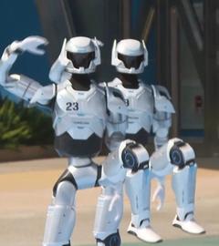 weiße Roboter im chinesischen Freizeitpark in Zhuhai, wie sie gerade tanzen.