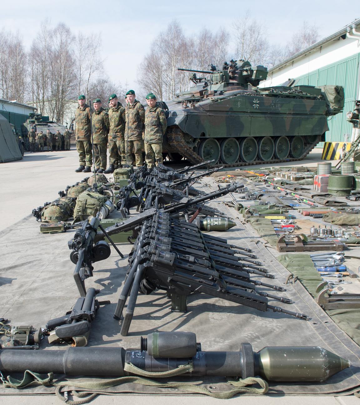 Soldaten des Panzergrenadierbataillons 371 zeigen ihre Ausrüstung