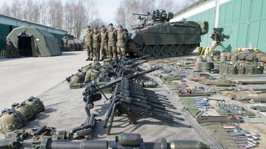 Soldaten des Panzergrenadierbataillons 371 zeigen ihre Ausrüstung