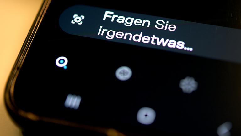 Eine Seite auf einem Handy mit einem Chatbot für Fragen