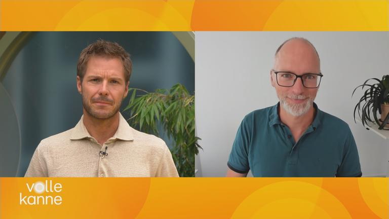 Zwei Menschen im Porträt vor orangenem Hintergrund