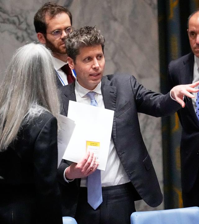 23.09.2026, USA, New York: Sam Altman, CEO von OpenAI, trifft im Hauptquartier der Vereinten Nationen zur 81. Sitzung der Generalversammlung der Vereinten Nationen ein, um an einer Sitzung des Sicherheitsrats zum Thema künstliche Intelligenz teilzunehmen. 