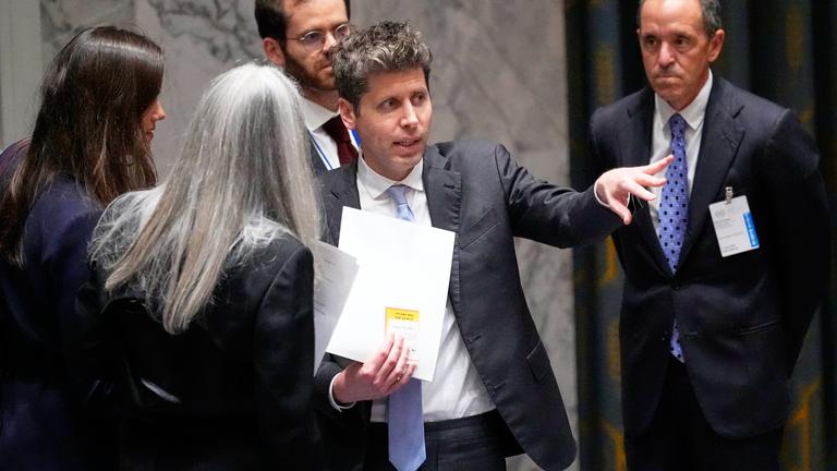 23.09.2026, USA, New York: Sam Altman, CEO von OpenAI, trifft im Hauptquartier der Vereinten Nationen zur 81. Sitzung der Generalversammlung der Vereinten Nationen ein, um an einer Sitzung des Sicherheitsrats zum Thema künstliche Intelligenz teilzunehmen. 
