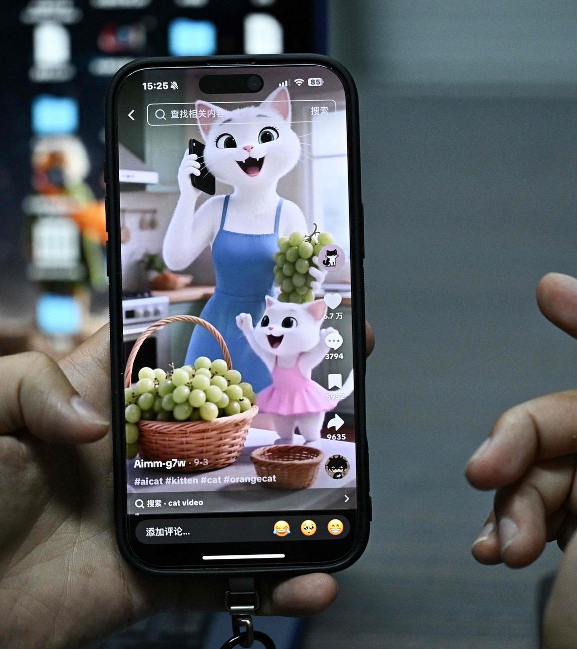 Eine Hand hält ein Smartphone. Drauf zu sehen ist ein offenbar KI-generiertes Video.