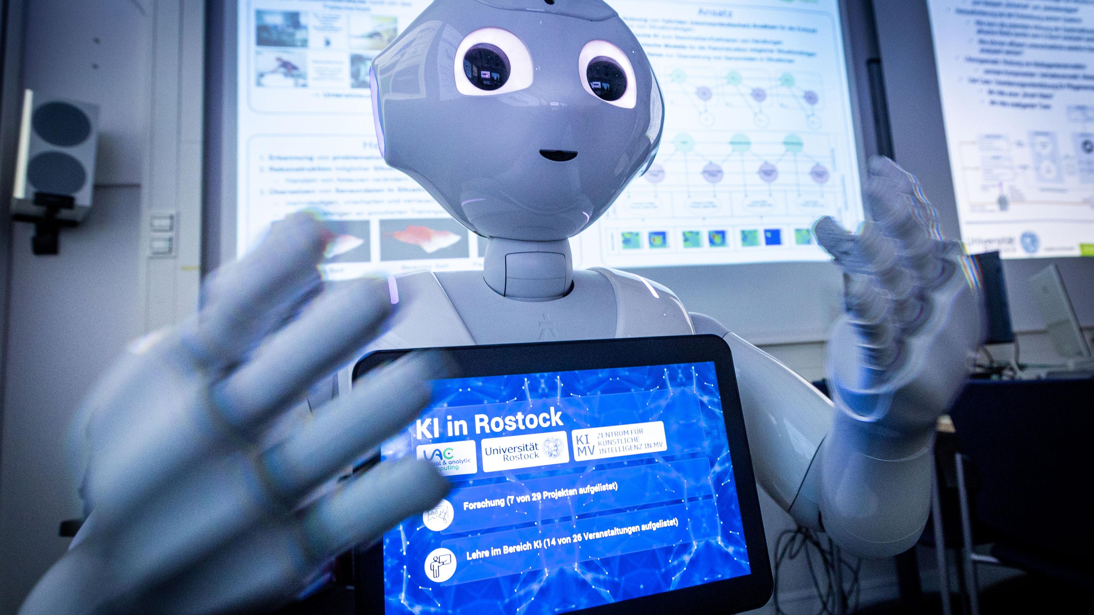 Mecklenburg-Vorpommern, Rostock: Auf dem Display des Pepper-Roboters ist der Schriftzug ·KI in Rostock· zu lesen.