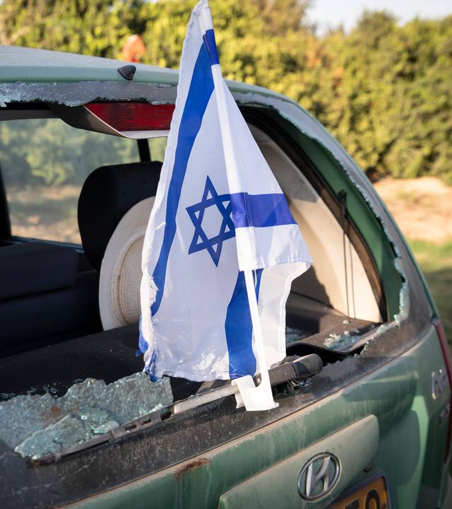 Zerstörtes Fahrzeug im Kibbuz Kfar Aza nach dem Angriff der Terrororganisation Hamas am 7. Oktober 2023. (Archiv)