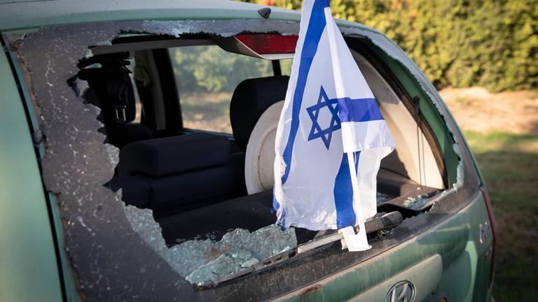 Zerstörtes Fahrzeug im Kibbuz Kfar Aza nach dem Angriff der Terrororganisation Hamas am 7. Oktober 2023. (Archiv)