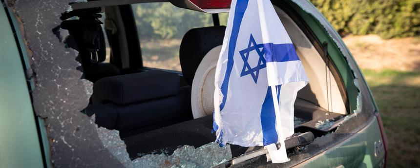 Zerstörtes Fahrzeug im Kibbuz Kfar Aza nach dem Angriff der Terrororganisation Hamas am 7. Oktober 2023. (Archiv)