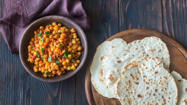 Kichererbsen-Curry mit Spinat und Naanbrot
