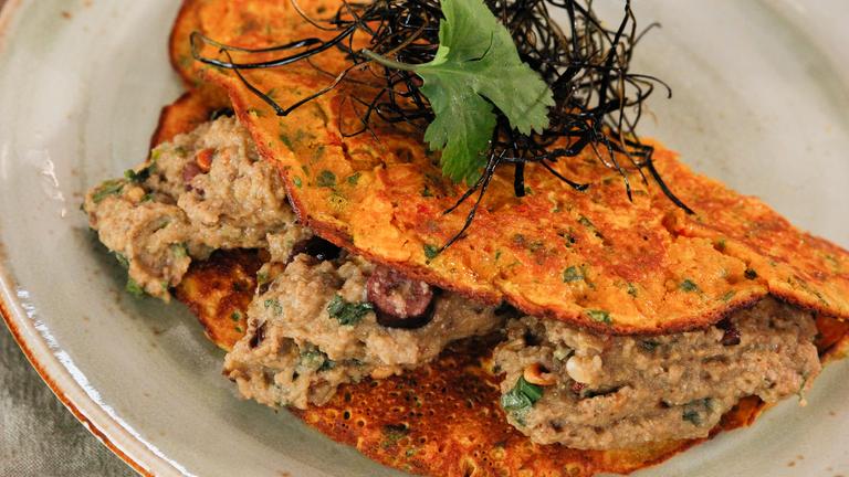 Kichererbsenpfannkuchen mit Auberginenpüree