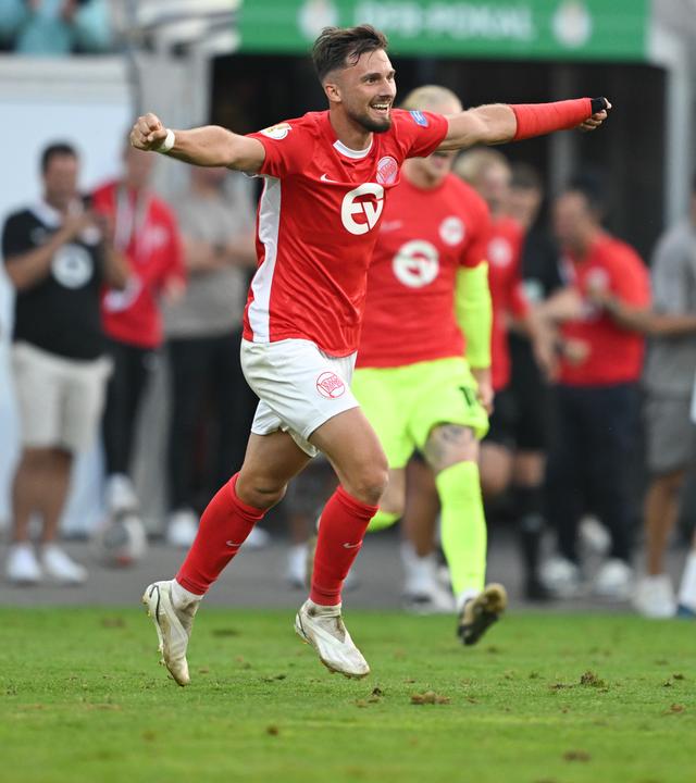 DFB-Pokal 2024/25, Kickers Offenbach - 1. FC Magdeburg, 1. Runde: Offenbachs Torschütze Valdrin Mustafa und seine Mitspieler jubeln nach dem Sieg. 