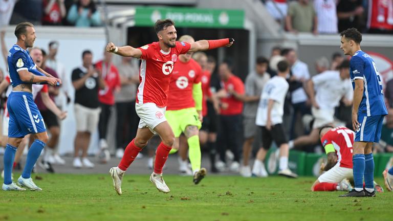 DFB-Pokal 2024/25, Kickers Offenbach - 1. FC Magdeburg, 1. Runde: Offenbachs Torschütze Valdrin Mustafa und seine Mitspieler jubeln nach dem Sieg. 