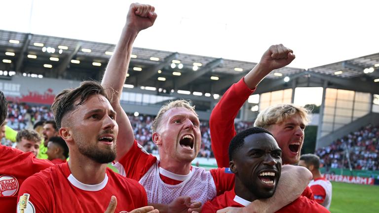 DFB-Pokal 2024/25, Kickers Offenbach - 1. FC Magdeburg, 1. Runde: Offenbachs Torschütze Valdrin Mustafa (l.) und seine Mitspieler jubeln nach dem Sieg.