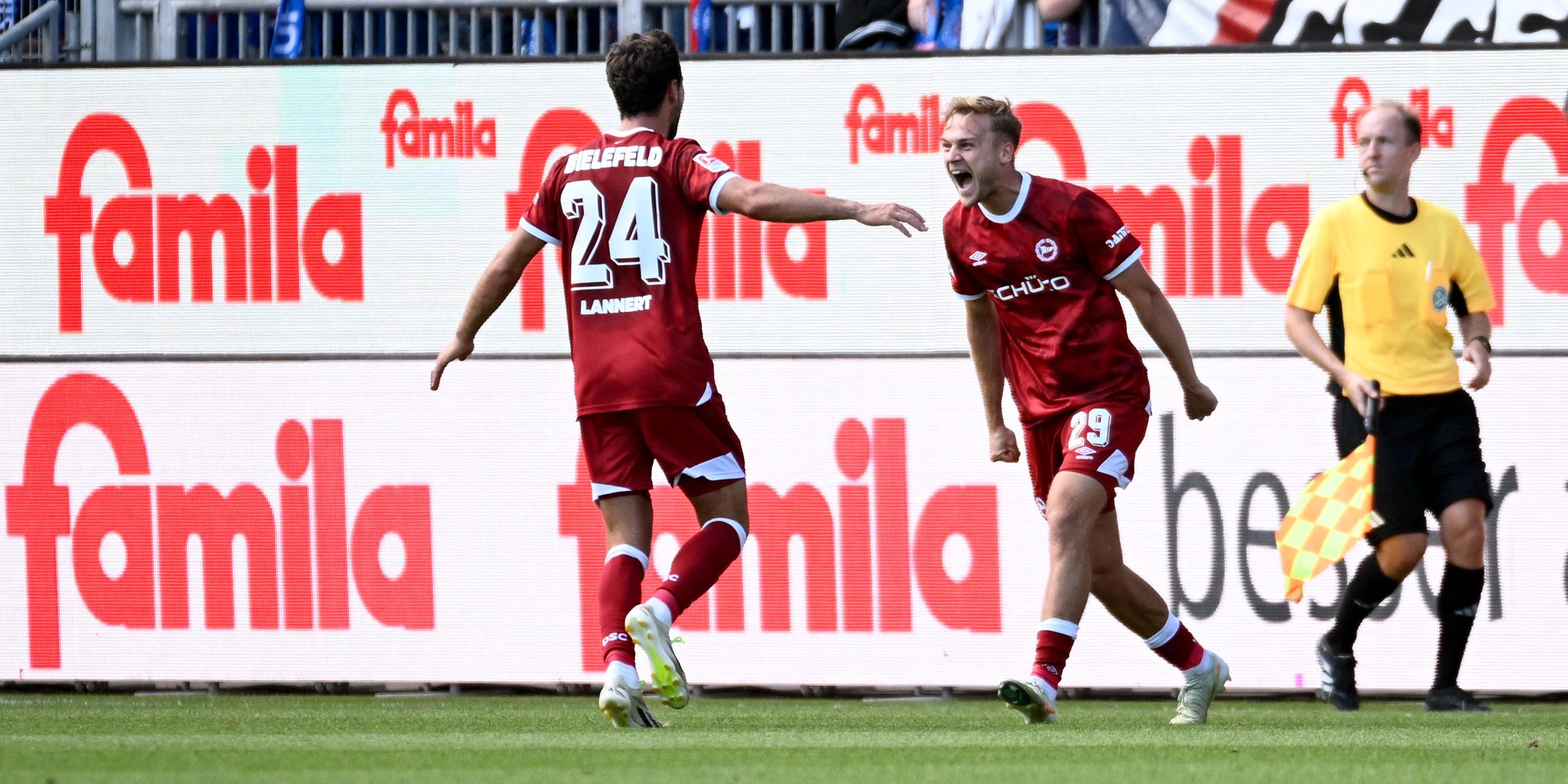 Bielefelds Tim Handwerker jubelt mit Bielefelds Christopher Lannert über seinen Treffer zum 0:2 gegen Kiel.