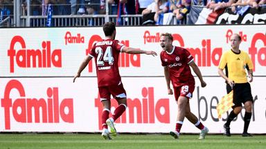 Bielefelds Tim Handwerker jubelt mit Bielefelds Christopher Lannert über seinen Treffer zum 0:2 gegen Kiel.