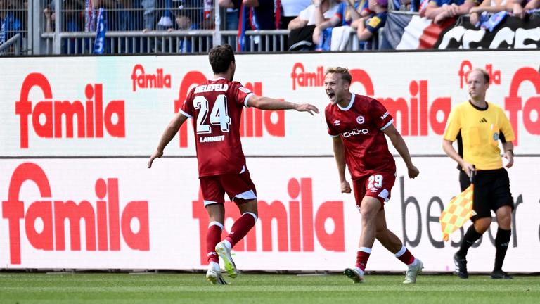 Bielefelds Tim Handwerker jubelt mit Bielefelds Christopher Lannert über seinen Treffer zum 0:2 gegen Kiel.