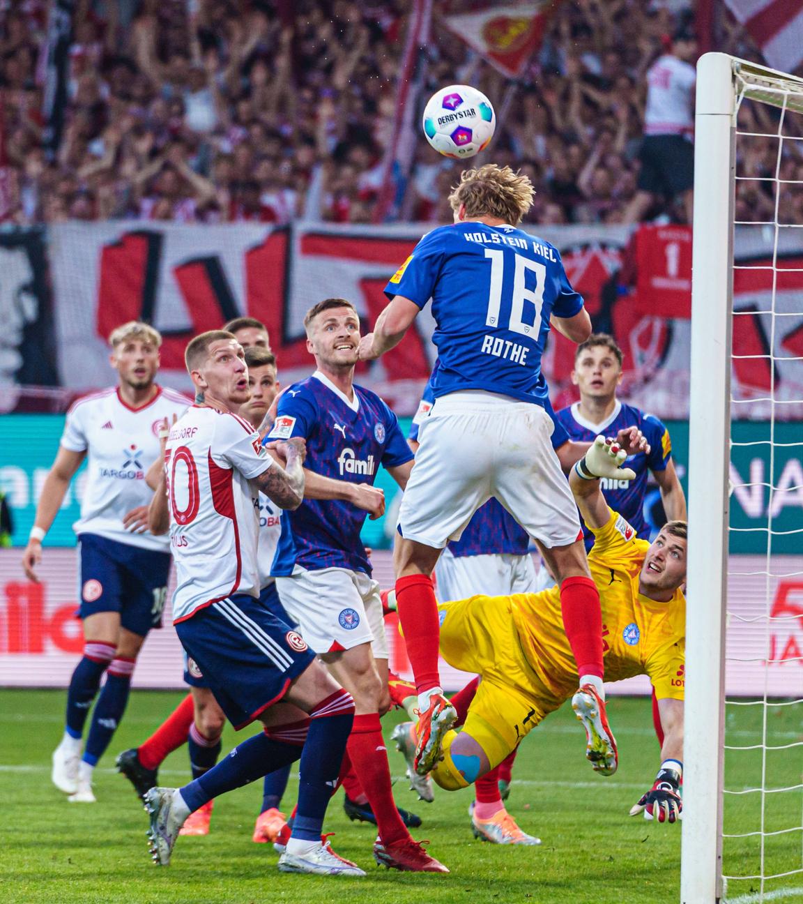 Torchance für Holstein Kiel per Kopfball durch Tom Rothe (Holstein Kiel).