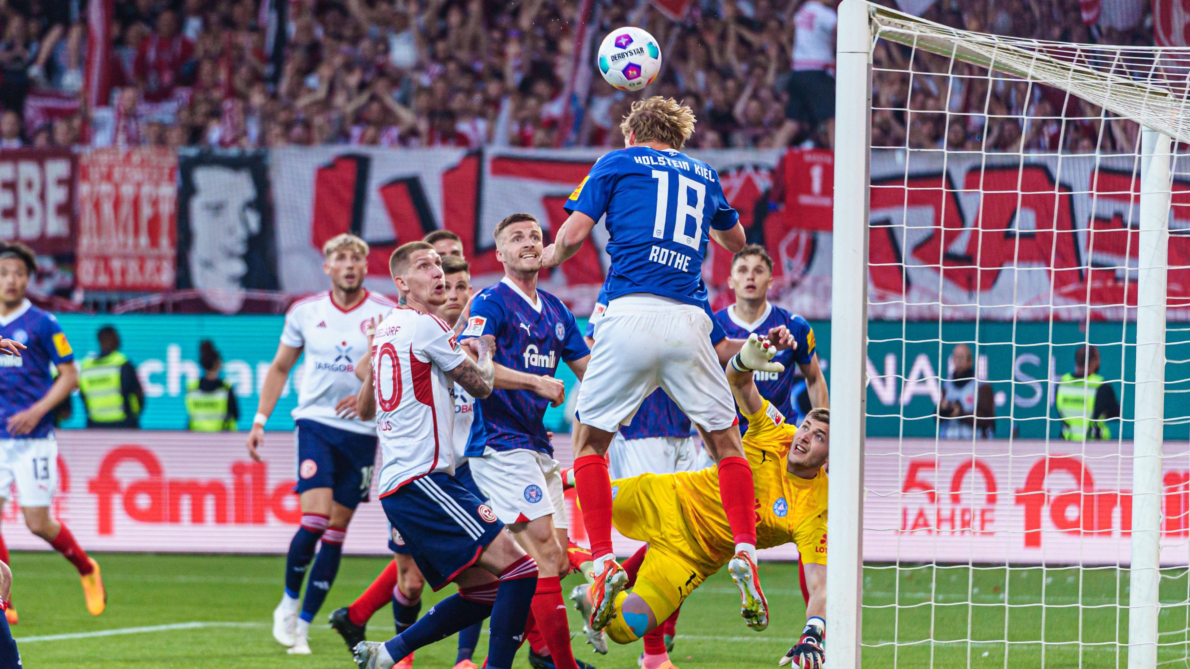 Torchance für Holstein Kiel per Kopfball durch Tom Rothe (Holstein Kiel).