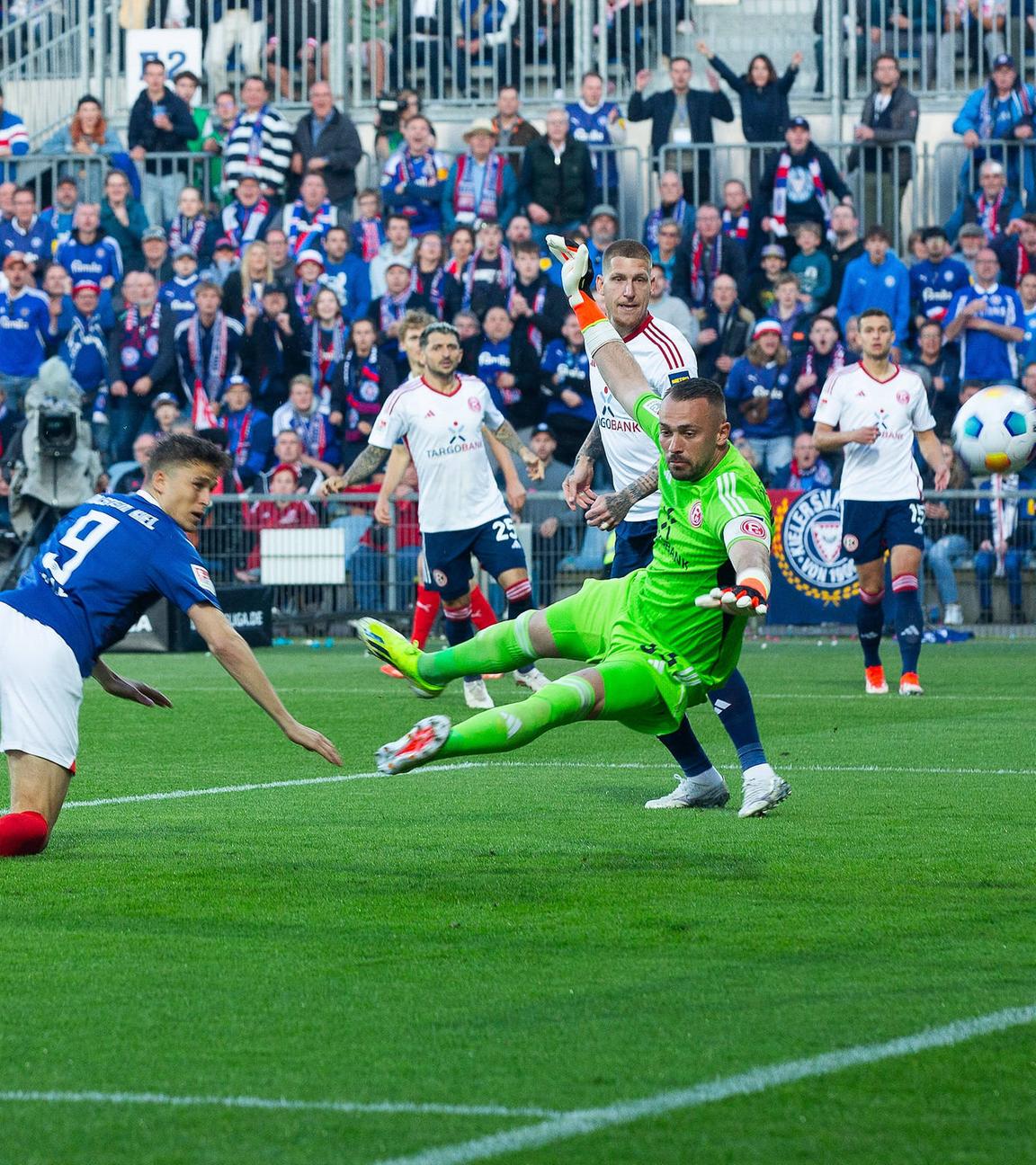 Benedikt Pichler (Holstein Kiel) köpft das 1:0. 