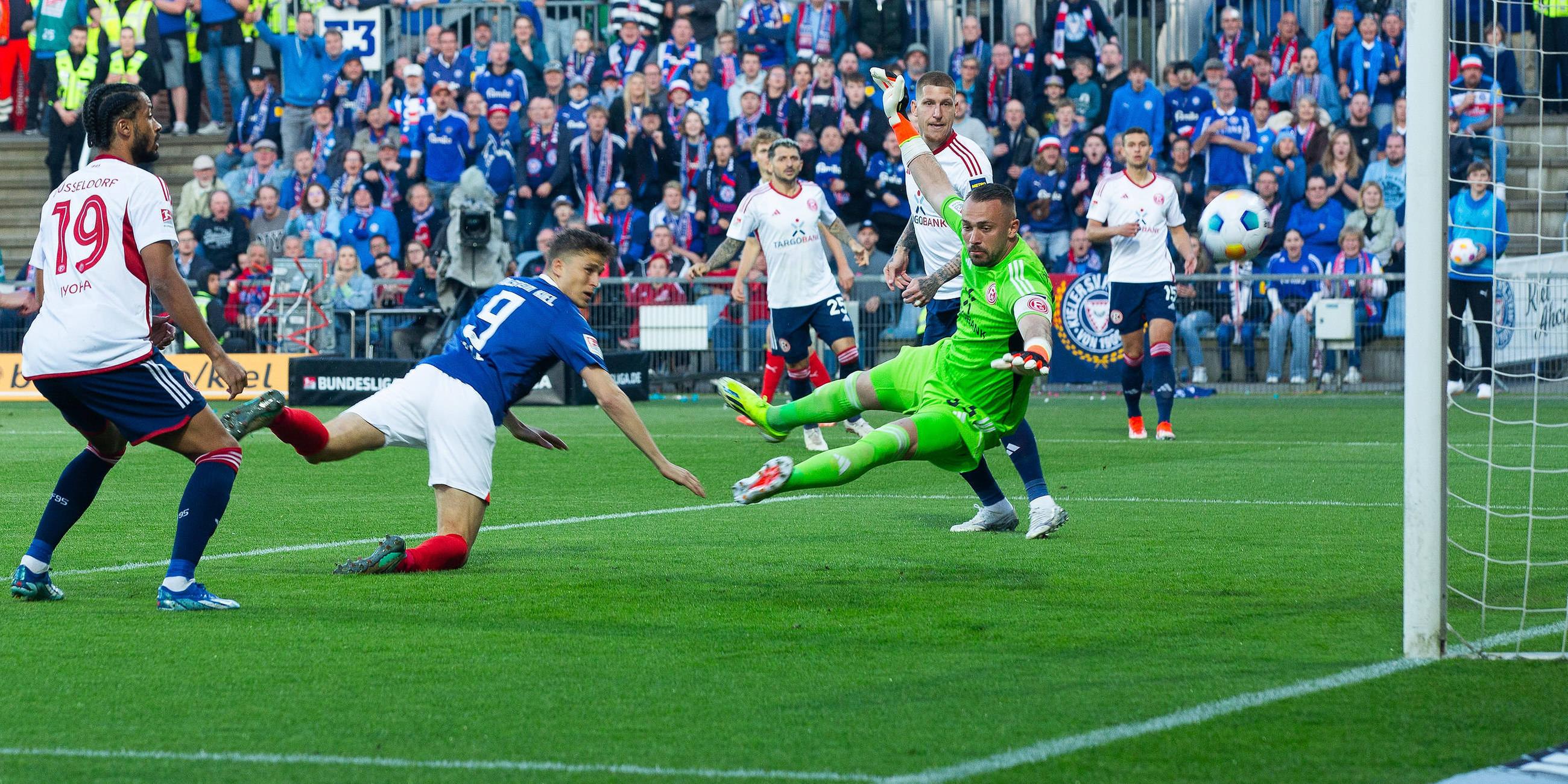Benedikt Pichler (Holstein Kiel) köpft das 1:0. 