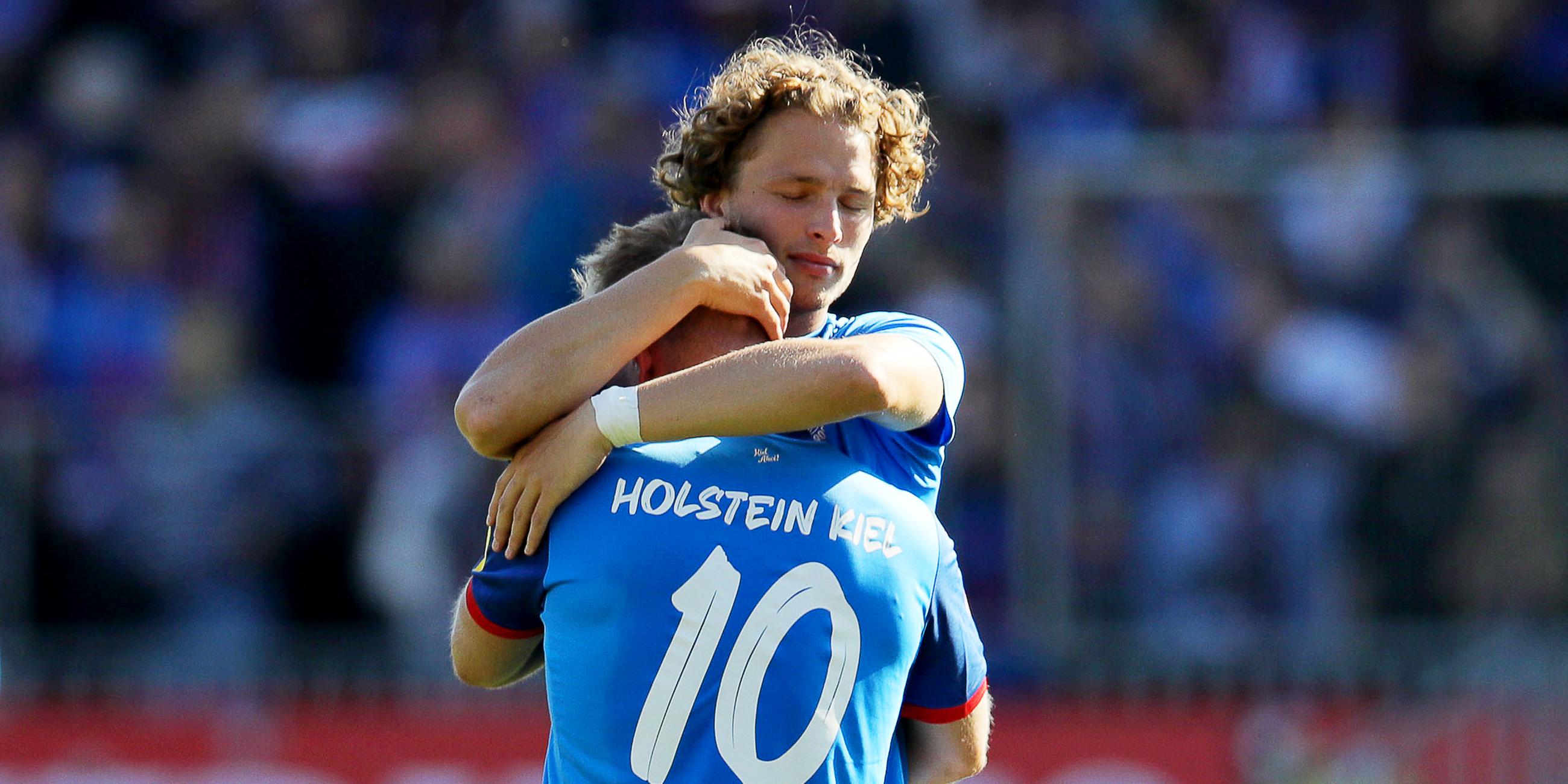 Kiels Lewis Holtby wird nach dem Abstieg von Teamkollege Fiete Arp getröstet. 