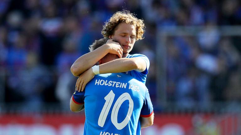 Kiels Lewis Holtby wird nach dem Abstieg von Teamkollege Fiete Arp getröstet. 