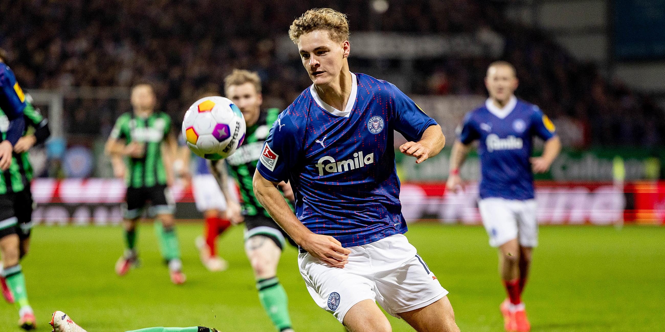 Kiels Philipp Sander (vorne) und Hannovers Havard Nielsen kämpfen um den Ball.