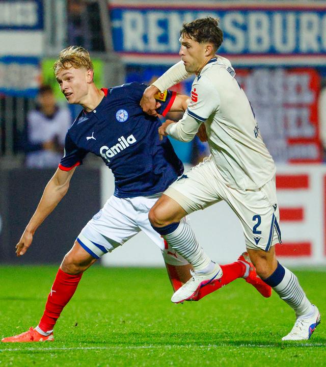 Kiels Noah Madsen (l) und Hoffenheims Robin Hranác kämpfen um den Ball.