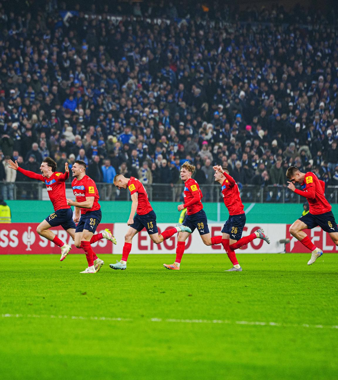Die Spieler von Holstein Kiel rennen jubelnd zu ihrer Fankurve nach dem Sieg im Elfmeterschießen im DFB-Achtelfinale gegen den HSV