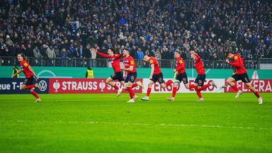 Die Spieler von Holstein Kiel rennen jubelnd zu ihrer Fankurve nach dem Sieg im Elfmeterschießen im DFB-Achtelfinale gegen den HSV