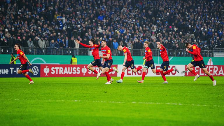 Die Spieler von Holstein Kiel rennen jubelnd zu ihrer Fankurve nach dem Sieg im Elfmeterschießen im DFB-Achtelfinale gegen den HSV