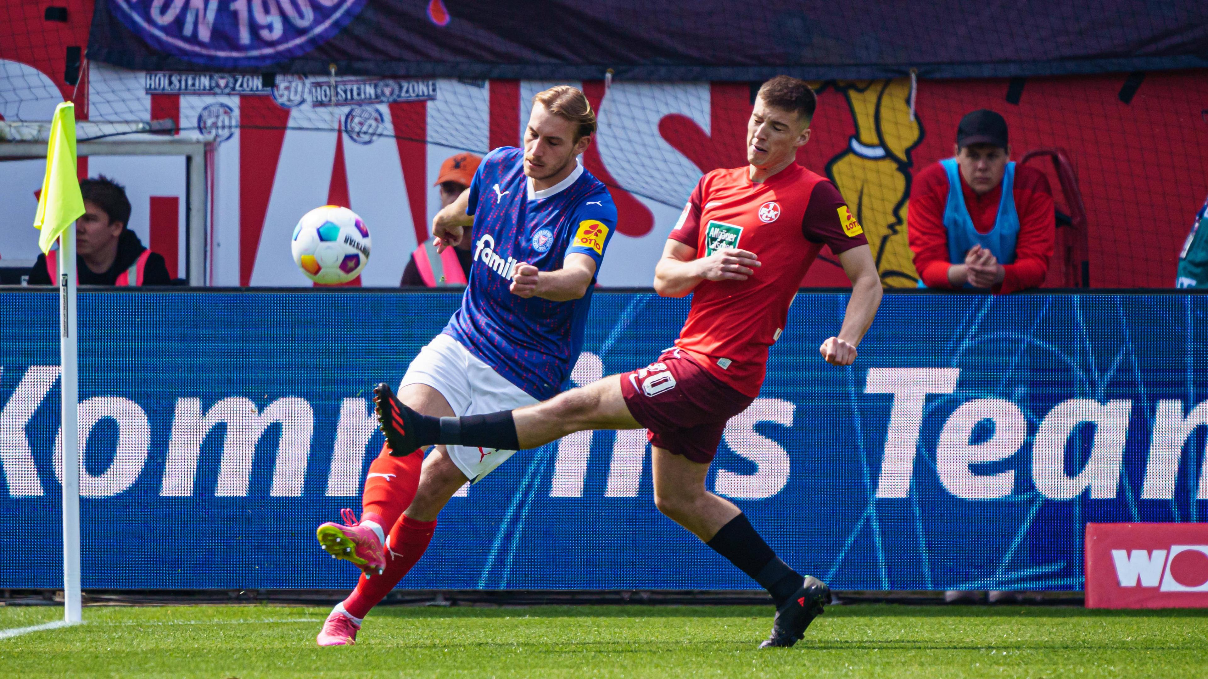 Kiels Timo Becker und Kaiserslauterns Philipp Klement im Kampf um den Ball am 27.04.2024.