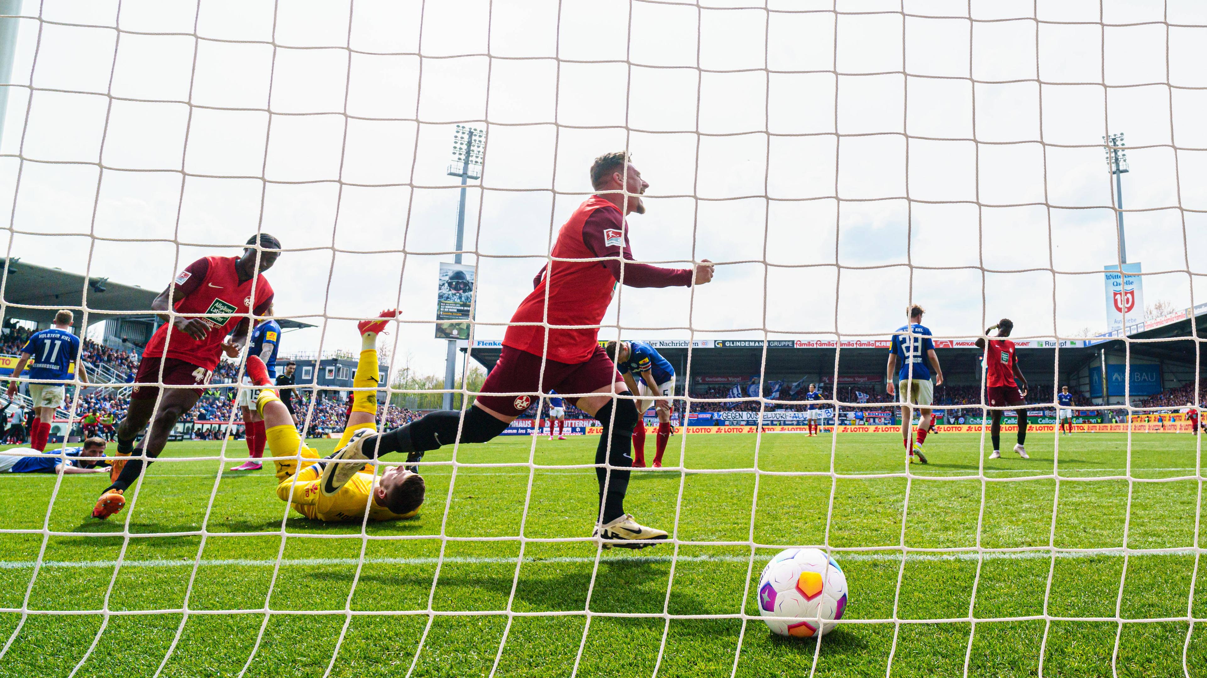 Kaiserslauterns Marlon Ritter jubelt nach seinem Treffer zum 1:3 gegen Kiel 27.04.2024.