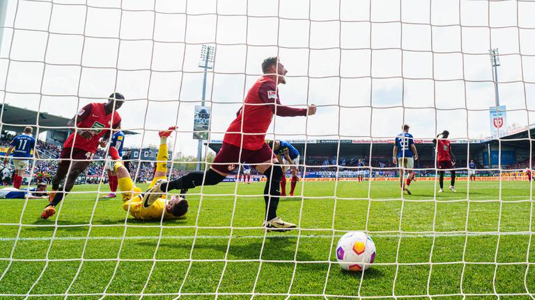 Kaiserslauterns Marlon Ritter jubelt nach seinem Treffer zum 1:3 gegen Kiel 27.04.2024.