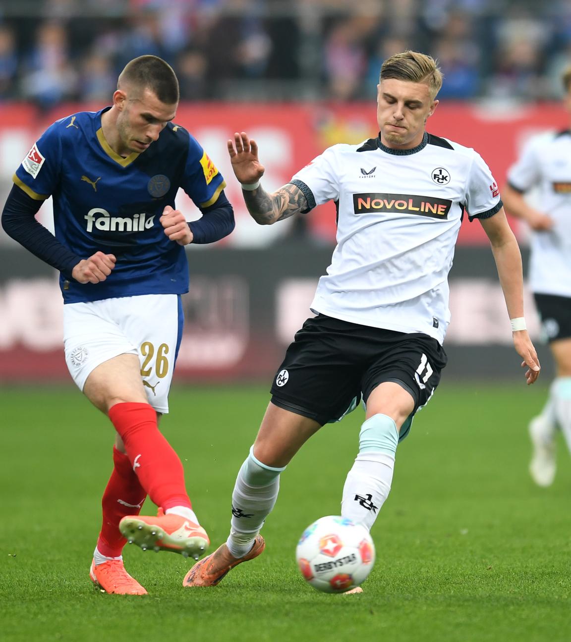 Kiels David Zec (l.) und Kaiserslauterns Norman Bassette kämpfen um den Ball