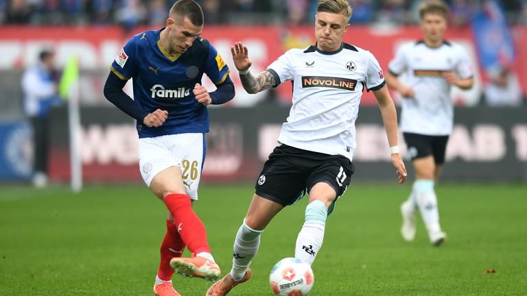 Kiels David Zec (l.) und Kaiserslauterns Norman Bassette kämpfen um den Ball